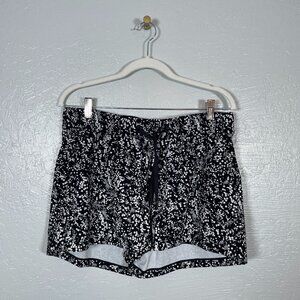 Lululemon Women 10 Chirasu Black White On the Fly Short 2.5" Pockets Athleisure